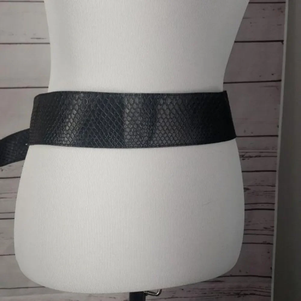 Vintage 80s Style Wide Black Waist‎  Hook Loop Belt